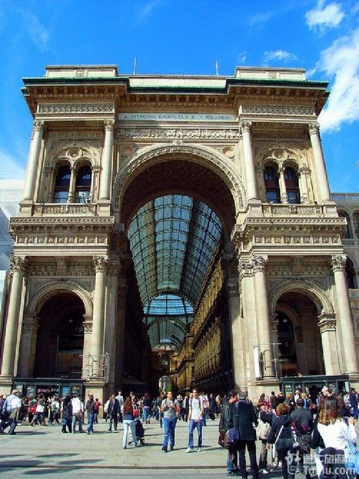 背靠大教堂,右侧有很高,很美,有拱形玻璃的连拱廊,一直通向斯卡拉广场