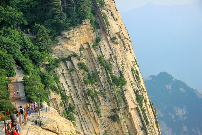 90米,是華山最高主峰,也是五嶽最高峰,古人尊稱它是