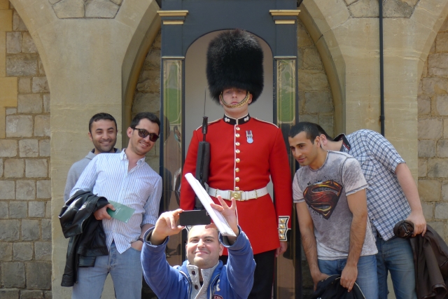 哈哈,您发现了,这二位不是皇家卫兵,而是警察哟(在英国,一定经过同意