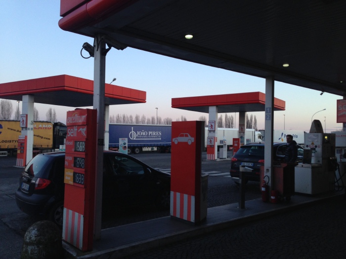 欧洲的加油站都是自助式的.