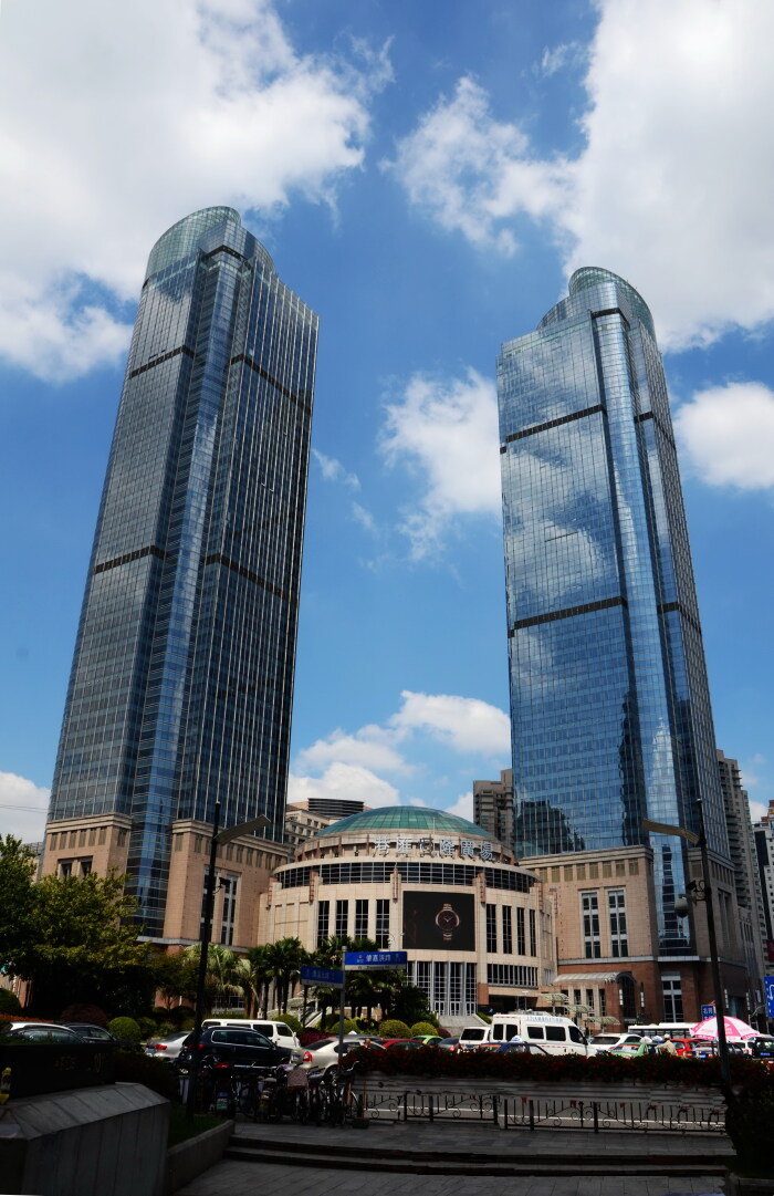 蓝天白云下的港汇恒隆广场