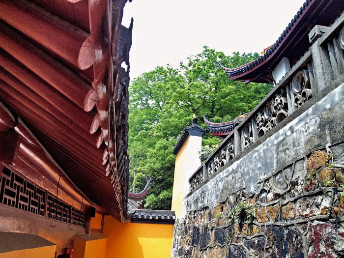 南坡万松岭建有望江亭,在此可俯瞰浩荡长江,江南福虞两山隐约可见.