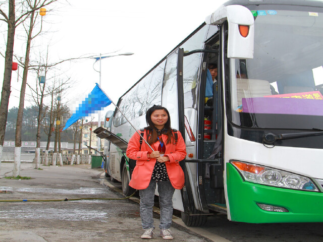 豪华旅游车  导游微笑迎接贵宾