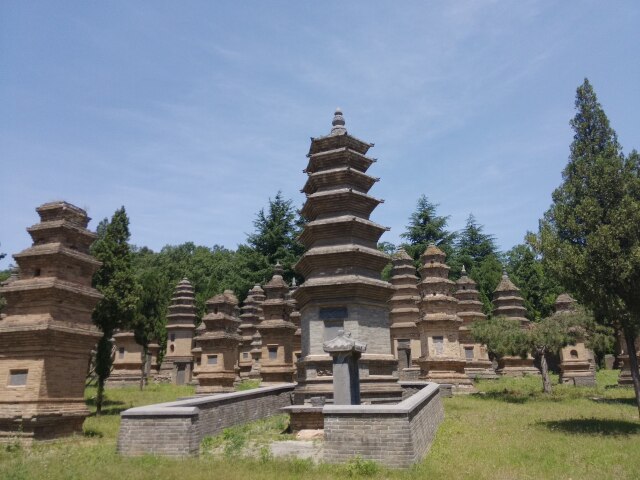 游玩时长:约30分钟 (参考时间)游览少林寺塔林(约30分钟)少林寺塔林