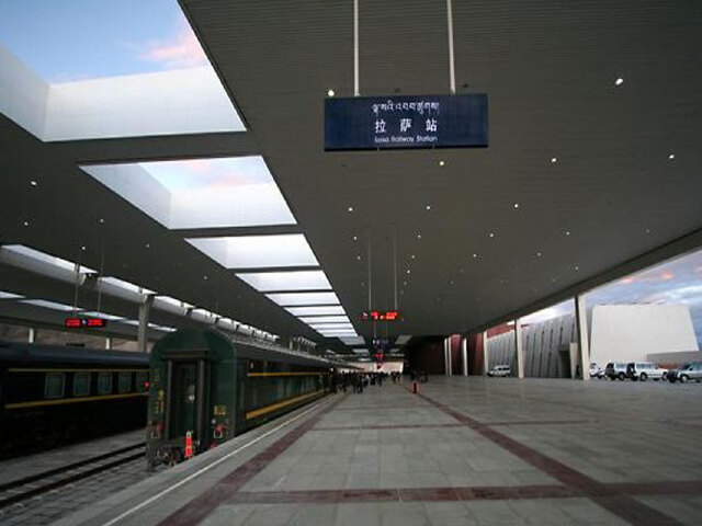 西藏拉萨布宫林芝大峡谷卡定沟羊湖双卧11日游夜宿鲁朗花牧场首晚供氧